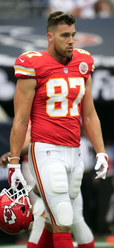 Kelce to Join Swift